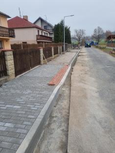 Výstavba chodníku ve Žďáru